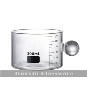 Glazen koffiekopje met kogelhandvat